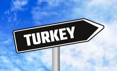Gökyüzü arka planında Türkiye yol işareti