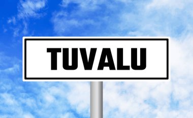Bulutlu gökyüzü arka planında Tuvalu yol işareti
