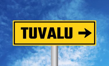 Bulutlu gökyüzü arka planında Tuvalu yol işareti