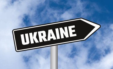 Mavi gökyüzü arka planında Ukrayna yol işareti