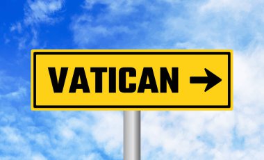Gökyüzü arka planında Vatikan yol işareti