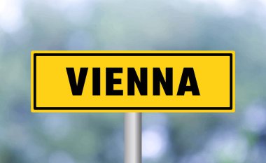 Arka planda Viyana yol tabelası