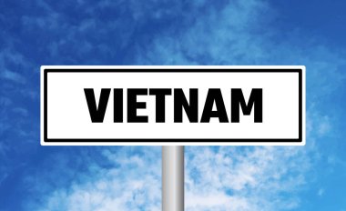 Mavi gökyüzü arka planında Vietnam yol tabelası