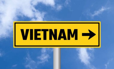 Mavi gökyüzü arka planında Vietnam yol tabelası