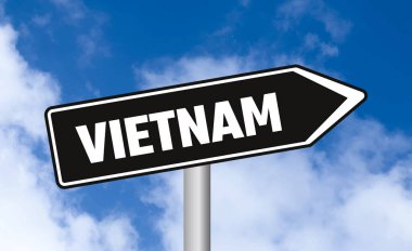 Mavi gökyüzü arka planında Vietnam yol tabelası