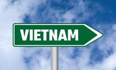 Mavi gökyüzü arka planında Vietnam yol tabelası