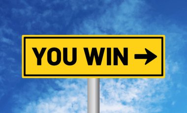 Mavi gökyüzü arka planında yol tabelası kazandın.