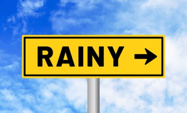 Mavi gökyüzü arka planında yağmurlu yol işareti