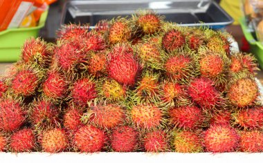 Dükkandaki Rambutan meyveleri. Sağlıklı kırmızı rambutan