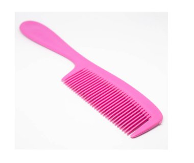 Pembe saç tarağı beyaz arkaplanda izole edildi