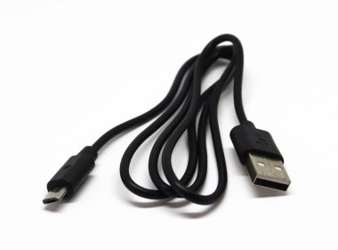 USB kablosu beyaz arka planda izole edildi. Siyah renkli mikro usb kablosu