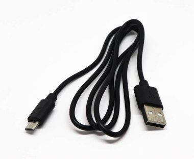 Yakın plan USB kablosu beyaz arkaplanda izole edildi