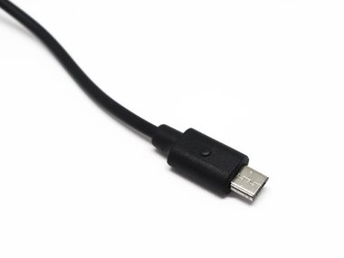 Yakın plan USB kablosu beyaz arka planda izole edildi. Siyah renkli mikro usb kablosu