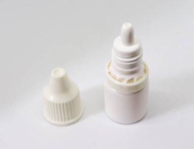 Beyaz arka planda beyaz renkli plastik damla şişesi. Göz damlası şişesi.