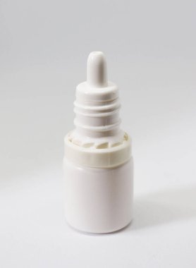 Beyaz arka planda beyaz renkli plastik damla şişesi. Göz damlası şişesi.