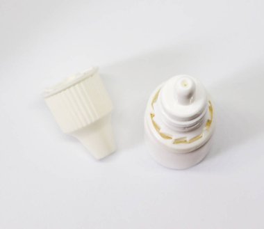 Beyaz arka planda beyaz renkli plastik damla şişesi. Göz damlası şişesi.