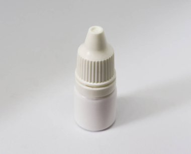 Beyaz arka planda beyaz renkli plastik damla şişesi. Göz damlası şişesi.