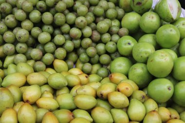 Tam kare çekim, taze meyve sularının dokusunu ve rengini gözler önüne seriyor. Meyve suları yeşilden sarımsı tonlara, sıralanır ve bir araya getirilir..