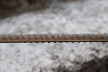 Detaylı göz mermisi, paslanmış çelik demiri dokusu, biraz pas ile yatay hizalama, endüstriyel ve ham bir his sağlıyor..