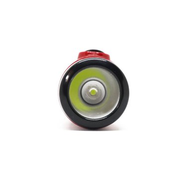 Beyaz bir LED ampul, siyah jant ve gümüş yansıtıcıyla, parlak beyaz bir arkaplanda izole edilmiş kırmızı bir el fenerinin başını kapat..