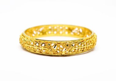 Ayrıntılı altın bilezik gösterileri karmaşık filigran desenleri, temiz beyaz zemin üzerinde vurgulanmış, tasarım projeleri veya sunumlarda kullanmak için ideal.