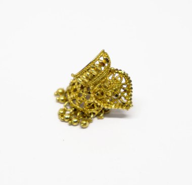 Detaylı yakın plan çekimleri, tek bir altın jhumka küpe sergiliyor. Karmaşık bir açıklık ve ince boncuk salınımlı, temiz beyaz bir arkaplanda izole edilmiş..