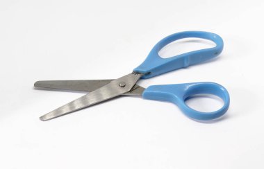 Metal bıçaklı makas ve açık mavi plastik saplar beyaz bir yüzey üzerinde izole edilmiş..