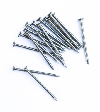 Bu yakın çekim, parlak beyaz bir yüzeye dağılmış gümüş metal çiviler sergiliyor. Yapı malzemelerini, detaylarını ve dokusunu vurguluyor..