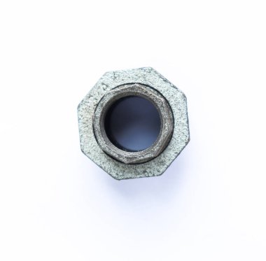 Sekizgen şekilli galvanize metal bir borunun yakın görüntüsü, temiz, pürüzsüz beyaz bir arkaplan üzerine kurulmuş, dokusunu vurguluyor..