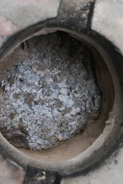 İçi yanmış kül kalıntısı dokusuyla dolu bir açık hava kil fırınını kapatın. Kırsal, kaba yapı detaylarıyla dolu bir hayat.