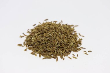 Beyaz bir yüzeyde birikmiş bütün kimyon tohumlarının yakalanması doğal kahverengi renklerini ve dokularını gözler önüne seriyor. Yemek pişirme, baharat ve malzeme temaları için mükemmel..