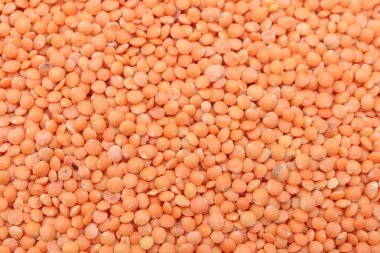 Çiğ kırmızı mercimeğin dokusunu ve rengini yakalar, bu sağlıklı baklagil yığınını sergiler, diyet ve mutfağı resmetmek için mükemmeldir..