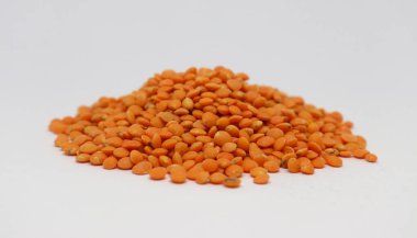 Bu yüksek çözünürlüklü fotoğraf, şaşırtıcı bir berraklıkla yakalanmış bir yığın kuru, kırmızı mercimek sunuyor. Mutfak kavramlarını ve sağlıklı beslenme alışkanlıklarını göstermek için mükemmel..