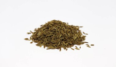 Gıcır gıcır beyaz arka planda sergilenen kokulu kimyon tohumları doğal dokularını ve sıcak kahverengi tonlarını vurgular. Aşçılık veya baharatla ilgili projeler için mükemmel..