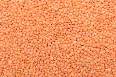 Ayrıntılı olarak, büyük miktarda kırmızı turuncu mercimek sergileniyor. Yoğun düzenleme, besin ve gıda temalı bağlamlar için uygun doğal dokularını ve renk çeşitliliklerini vurgular..