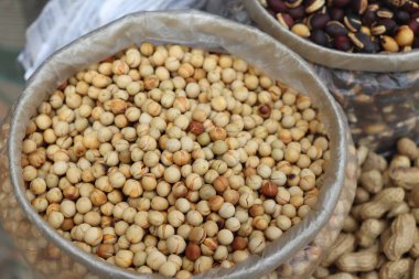 Yüksek açı, yakın çekim, bol miktarda çiğ ackee tohumlarıyla dolu bir torba içerir. Bu da pişirme ve diğer yemek hazırlama yöntemlerinde kullanılmaya hazır olduklarını gösterir..