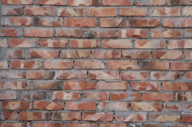 Düzensiz yüzey dokularına sahip kırmızı tuğla bir duvar görüntülemek, arka planlar, mimari detaylar için mükemmel, ya da tasarım projesi içinde klasik endüstriyel estetik yaratmak.