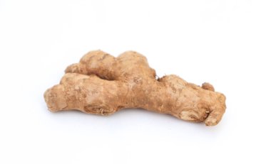 Fotoğraf, saf beyaz bir zemin üzerine yerleştirilmiş tek bir parça çiğ zencefil kökünün yakın çekimini gösteriyor. Zencefil kökü çeşitli çıkıntılar ve bölümlerle karakteristik tokmak şeklini içerir..