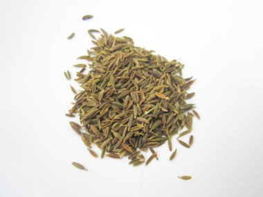 Kimyon tohumları bu yakın çekimde beyaz bir arkaplana saçılmış.