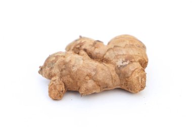 Yakından bakınca taze bir zencefil kökü, desenli kahverengi derisini gösteriyor. Kızıl, doğal şeklini ve detaylarını vurgulayarak saf beyaz bir arkaplanda izole edilir..