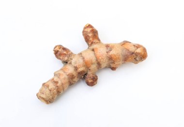 Bu yakın plan tek bir zerdeçal rizom sunar, doğal kusurlarını ve dokulu yüzeyini gösterir, bozulmamış beyaz bir zemin üzerinde izole edilmiş, yemek pişirmek veya besin içeriği için mükemmel..