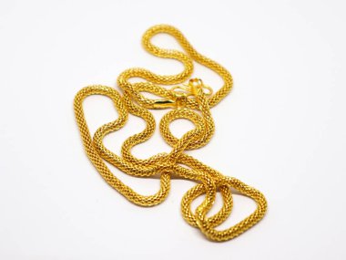 Pürüzsüz bir arka planda bu sarmal altın kolyeyle lüksün özünü yakalayın. Güzel mücevherler, tarz ya da sofistike aksesuarlar sergilemek için mükemmel..