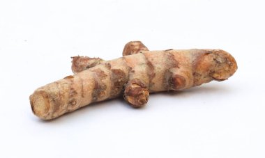 Tek bir zerdeçal kökü, saf beyaz bir arkaplana karşı çekilir, eşsiz şeklini ve rengini vurgulayarak, baharatın toprak dokusunu yakalar..