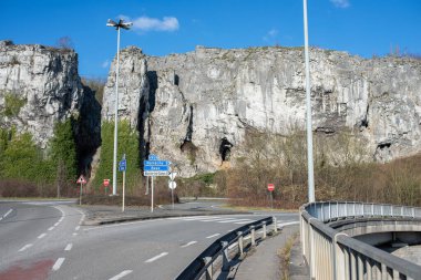 Namur 'daki eski kayaların yakınında otoyol var. Yol işaretleri