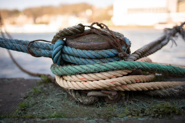 系泊的护栏与系泊绳缠绕在一起 码头的停泊船舶 — 图库照片#