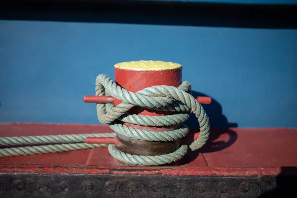 Sebuah Tambatan Bollard Terjalin Dengan Tali Tambatan Kapal Tertambat Dermaga — Stok Foto