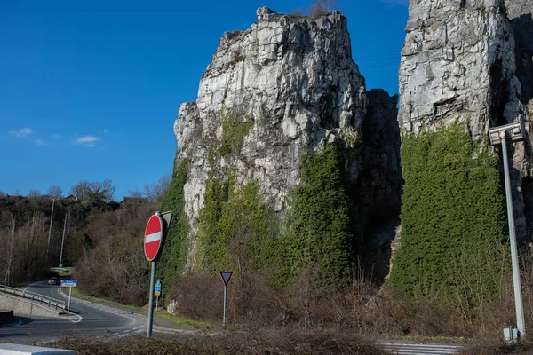 Batu Tua Namur Dengan Jalan Raya Dekatnya Tanda Jalan — Stok Foto