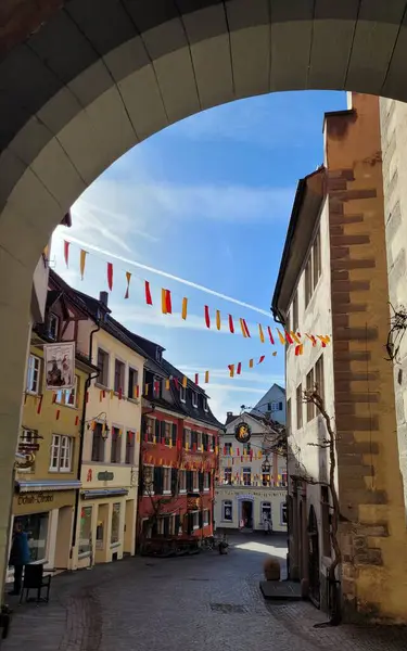 Eski ortaçağ kasabası Meersburg, karnaval için süslenmiş güneşli bir gün.