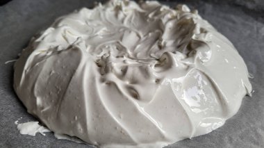 Çarşaflarda Pavlova tatlısı üretme süreci. White Sweet Cookies için mükemmel parlama zirveleri. Mükemmel krema. Glutenfrei