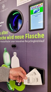30 Mart 2024. Almanya, Meersburg, süpermarket Lidl, mevduat iade sistemi. Geri dönüşüm. Depozito iade şeması. Şişe iade makbuzu. Pfand Makinesi. Nasıl para biriktirebilirsin? 